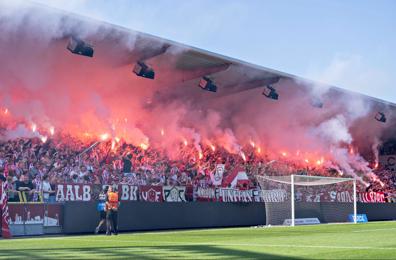 AaB-fans angrebet af gruppe med gule hætter