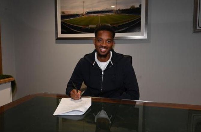 Championship -Cardiff skriver med Chris Willock