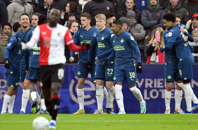 Æresdivisionen -Suveræne PSV vandt topbrag