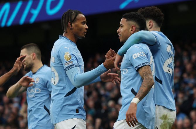 Premier League -Ude af krisen? Selvmål sender City i front