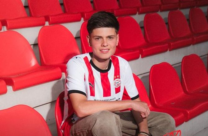 Æresdivisionen -PSV henter Seb Huntelaar 