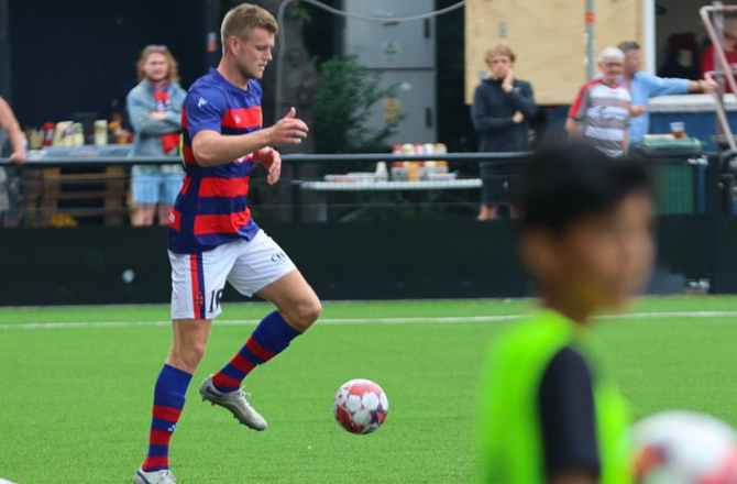 3. division -Trods farvel: Frem forlænger med centerback