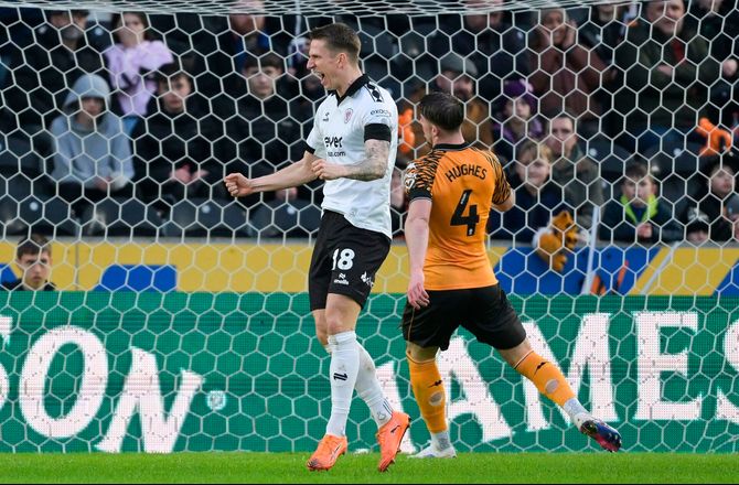 Championship -Egern stjal showet: Championship-kamp afbrudt to gange