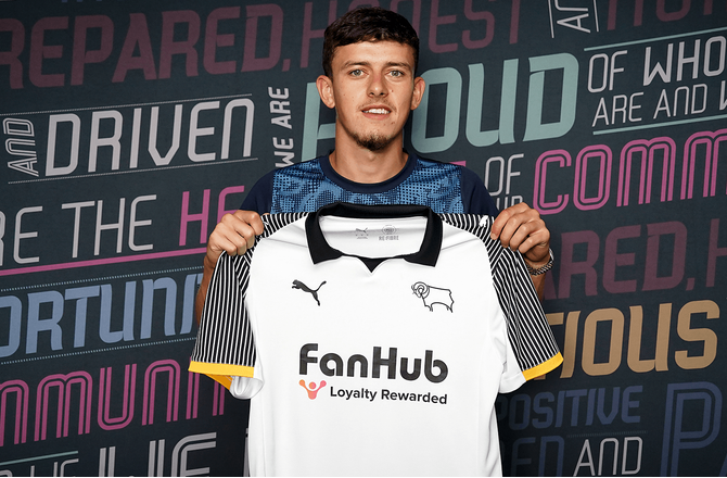 Premier League -Liverpool forlænger med og udlejer ung back