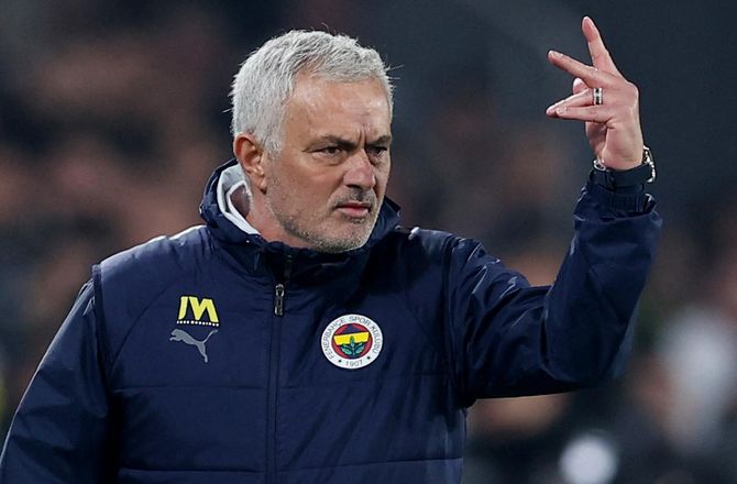 SüperLig -Mourinho langer ud efter Galas jubelscener 