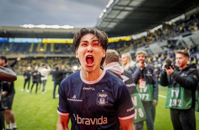 3F Superliga -AGF forlænger med Eric Kahl