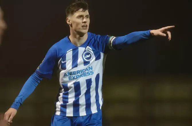 International -Brightons U21-kaptajn tager på græs i League One 