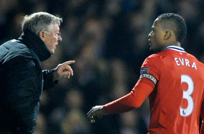 Premier League -Evra bebrejder sig selv og Sir Alex for Uniteds 'kaos'
