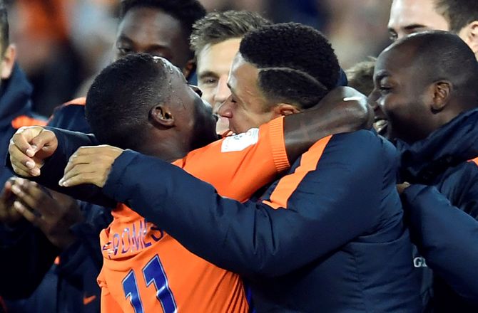Holland -Depay støtter narkodømt Promes: I kender ham ikke
