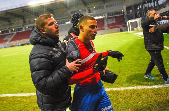 3F Superliga -Svenske fans flåede trøjen af Jordan Larsson: De ville springe på mig