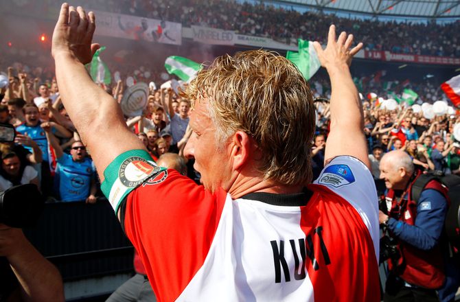 Beerschot -Kun anden gang: Dirk Kuyt sikrer Beerschot oprykning 