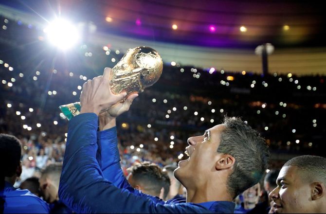 Frankrig -Deschamps takker Varane: Vi var som en familie