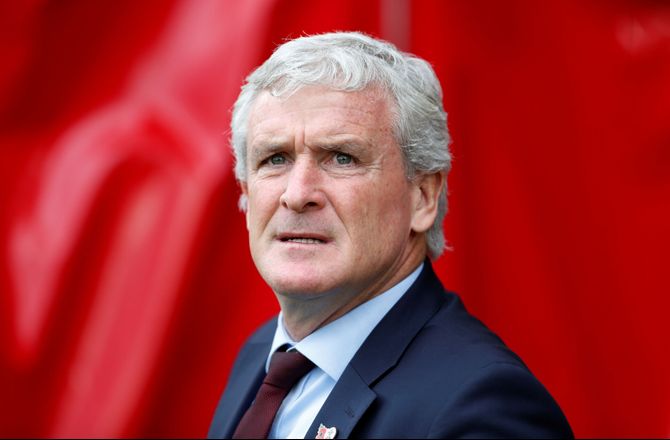 League 2 -Mark Hughes tager med ned i National League