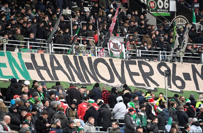 2. Bundesliga -Video: Tysk kamp afbrudt af romerlys på banen