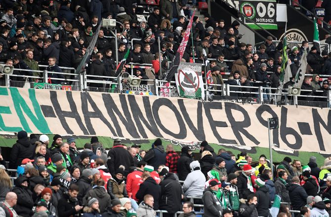 2. Bundesliga -Tysk brag blev afbrudt efter store fanprotester