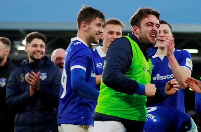5. Division -Oldham er tilbage i League Two efter overtidscomeback