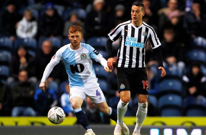 Premier League -Newcastle-back meldes tæt på Benitez-genforening