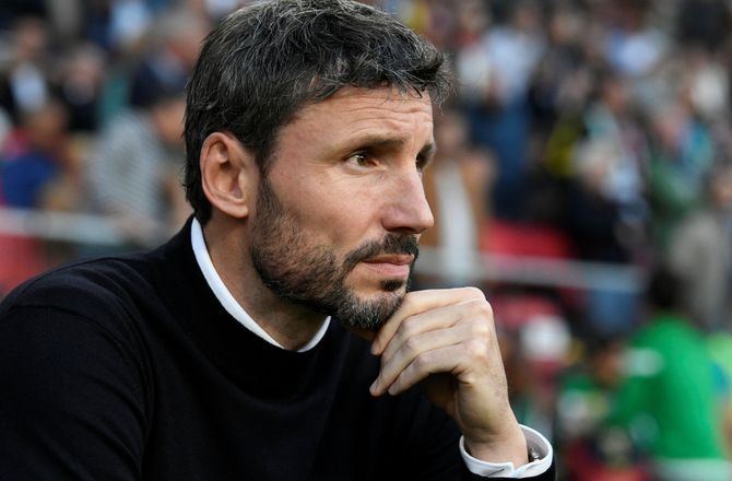 Premiership -Avis: Van Bommel afviser Celtic af familiær årsag