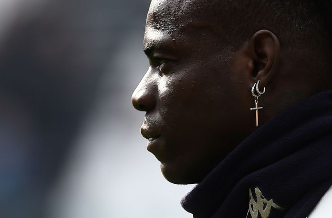 Al-Ittifaq -Balotelli udsat for banan-tilråb 