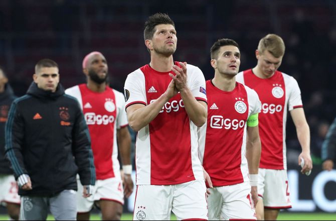 Æresdivisionen -Ajax forlænger med Klaas Jan Huntelaar
