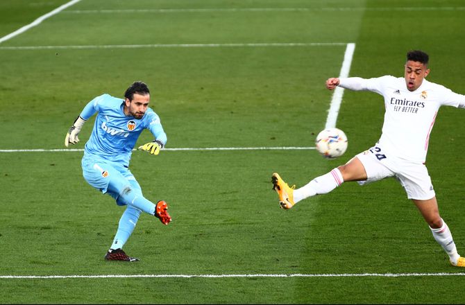 La Liga -Valencia forlænger med reservemålmanden
