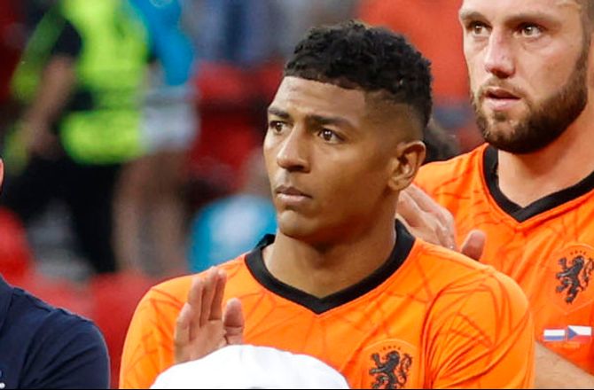 Æresdivisionen -Van Aanholt foran udløb: Klubberne kan altid ringe