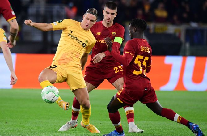 Serie A -Roma sender midtbanespiller på græs i Sampdoria