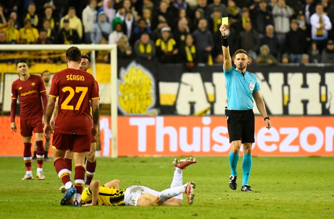 Super League -Portugisisk midt fortsætter i Olympiakos 