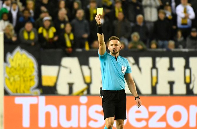 Super League -Polsk dommer afviser druk: Jeg blev slået og spyttet på!