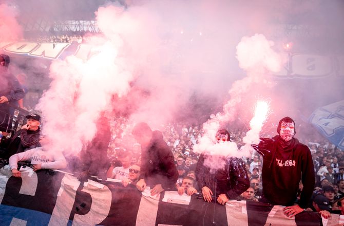 3F Superliga -Voldsomme scener inden derby - FCK- og Brøndby-fans i slagsmål