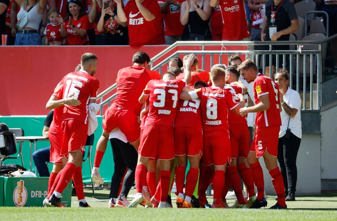2. Bundesliga -Kaiserslautern fyrer cheftræneren 