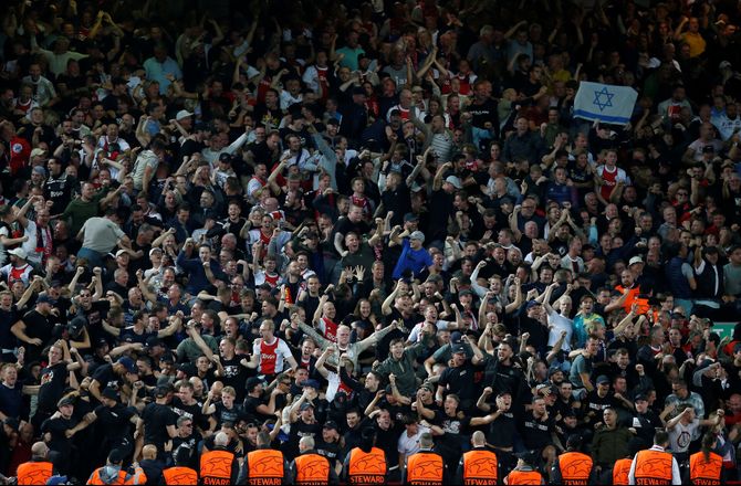 Æresdivisionen -Ajax-kamp aflyst efter nye tilskueruroligheder