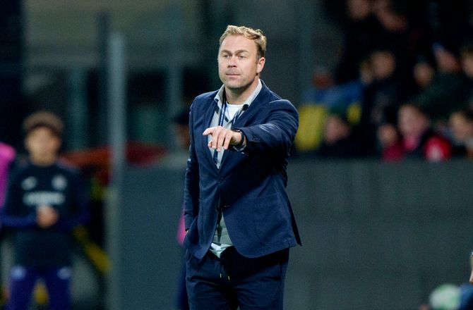 Æresdivisionen -Tidligere Riemer-assistent meldes i spil som Van Persie-afløser