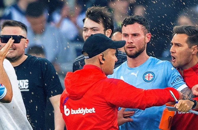 FFA Cup -Australsk mareridt: Melbourne-keeper med bizart selvmål