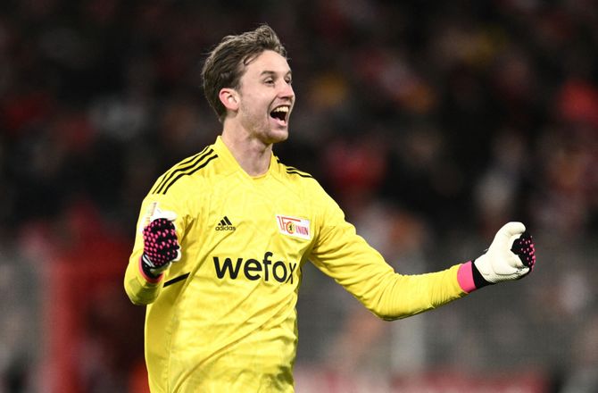 Bundesliga -Flyvende Rønnow på årets hold: Han er Danmarks bedste målmand