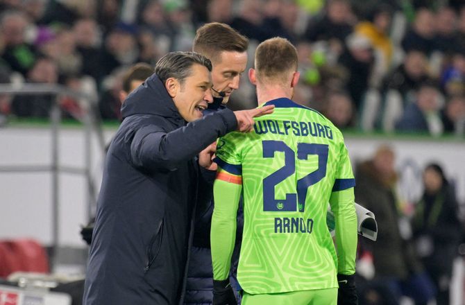 Bundesliga -Video: Katastrofal halvleg fra Arnold - laver selvmål og brænder straffespark