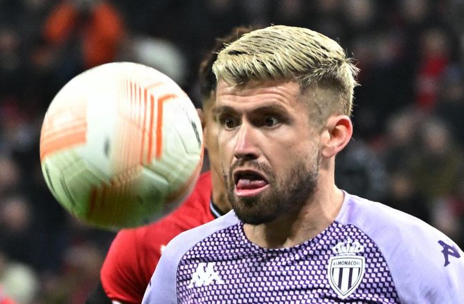 Æresdivisionen -Medie: Ajax køber brasiliansk back