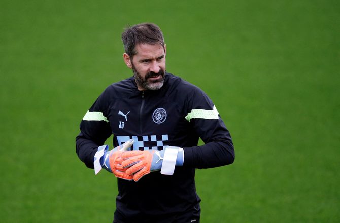 Manchester City -Scott Carson indstiller karrieren