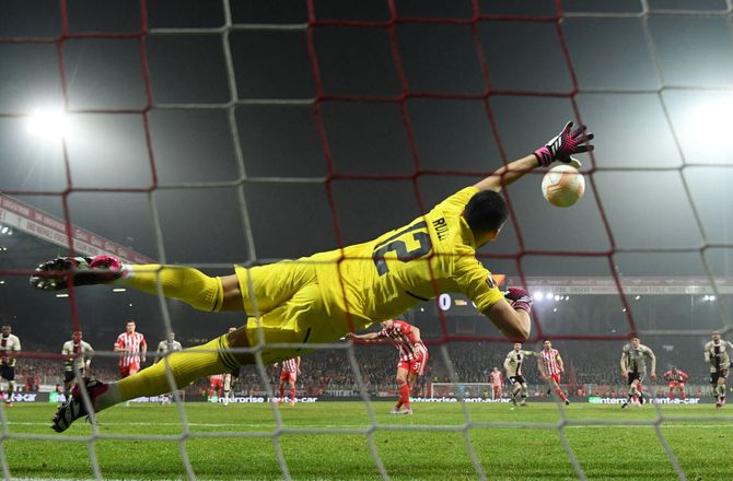 Æresdivisionen -Slem skade holder Ajax-keeper ude resten af året