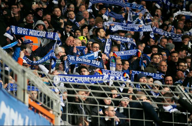 Bundesliga -Vilde scener efter slutfløjt i Bochum: Målmand og fan i hidsigt skænderi