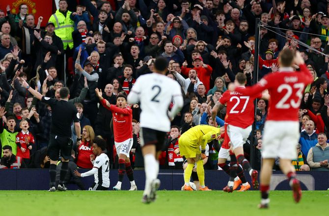 International -United straffes med stor bøde for at omringe dommer i FA-Cup
