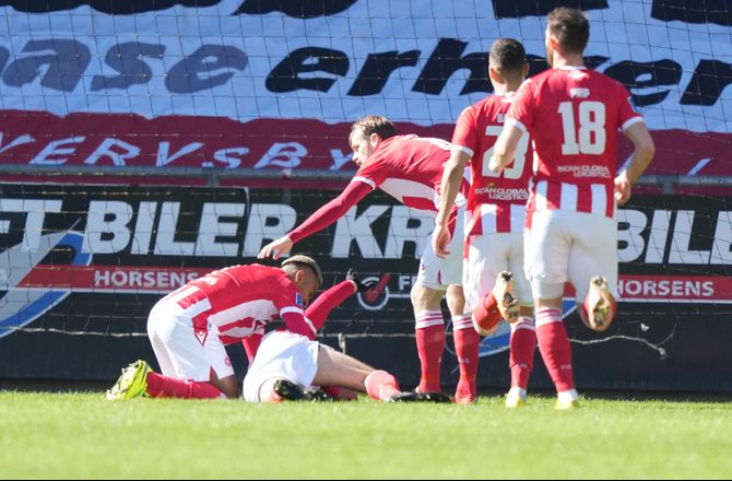 3F Superliga -Helenius blev knockoutet af Delac: Han skal have rødt kort
