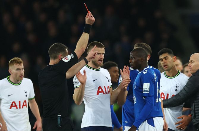 Premier League -Dyche forstår ikke Kane: Hvorfor blev han ved?
