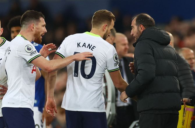 Premier League -Stellini forsvarer Kane: Det var et tydeligt rødt kort