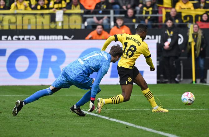 Bundesliga -Moukoko sikrede Dortmund de tre point mod Rønnows Union Berlin