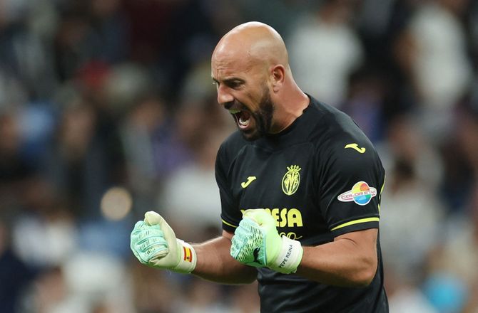 La Liga -40-årige Pepe Reina forlænger i Villarreal