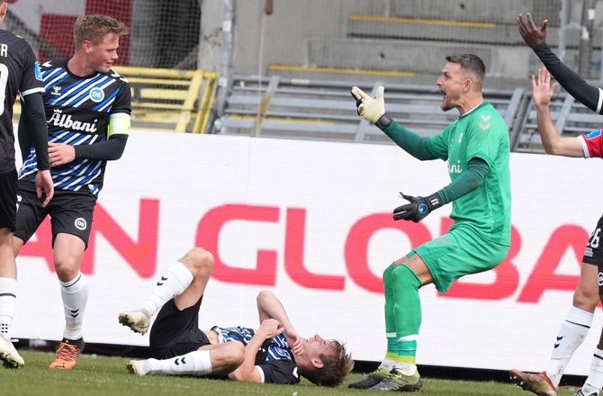 3F Superliga -Slipper AaB-profil billigt her? Høj fod rammer OB'er i hovedet