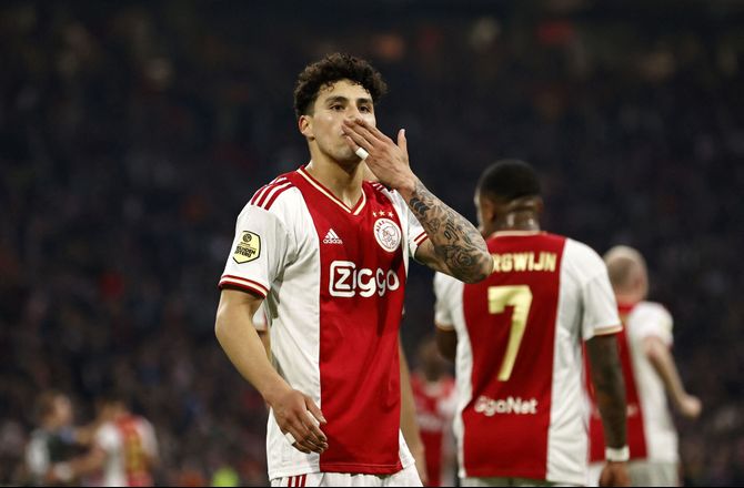 Æresdivisionen -Ajax tilbage på andenpladsen efter pligtsejr over bundhold