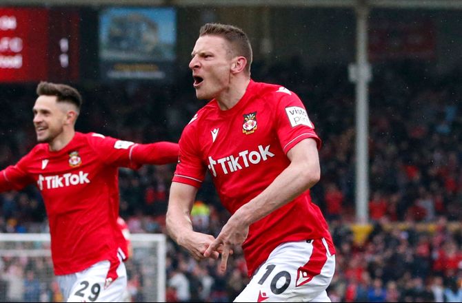 Championship -Wrexham kalder Paul Mullin tilbage