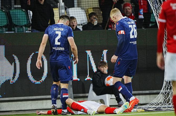 Pokalen -Pallesen så på dommeren efter muligt straffe: Tager han fløjten i munden?